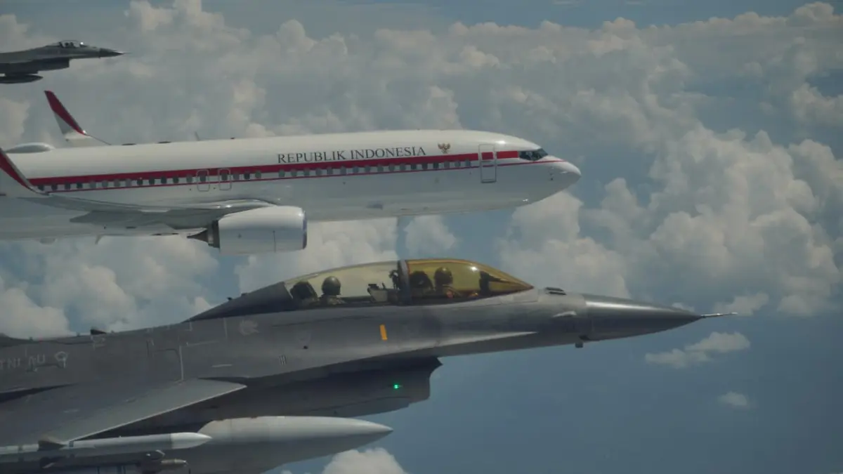 F-16 TNI AU mengawal pesawat kepresidenan.