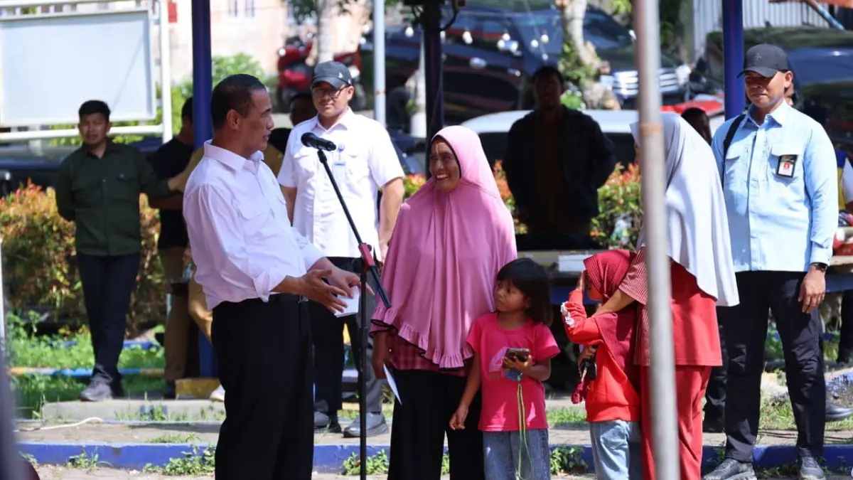 

HARAPAN: Mentan RI, Andi Amran Sulaiman (kiri), menyapa warga di Desa Lubuk Alung, Kecamatan Lubuk Alung, Kabupaten Padang Pariaman, Selasa, 14 April 2026.