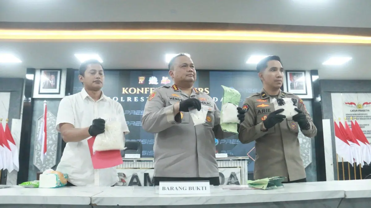 Kapolresta Samarinda dengan barang bukti.