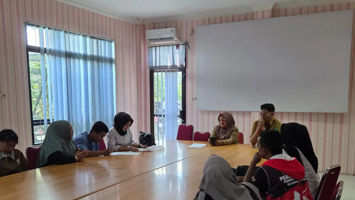 Ketua TRC PPA Kaltim Rina Zainun mendampingi pelaporan ke Distransnaker Kukar (Elmo/Prokal.co)