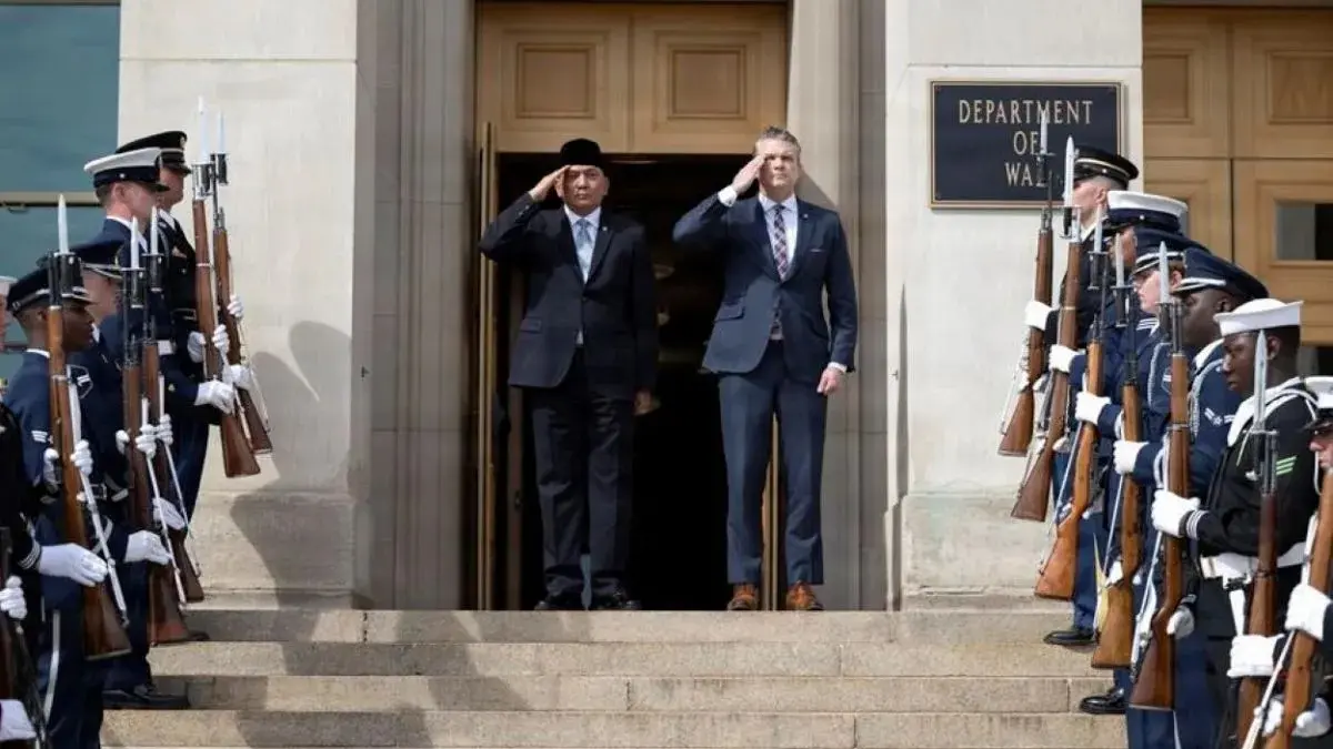 Menteri Pertahanan RI Sjafrie Sjamsoeddin (kiri) dan Menhan AS Pete Hegseth memberi hormat dalam upacara penyambutan di Pentagon, Virginia, Amerika Serikat, Senin (13/4/2026). (ANTARA/HO-US Dept. of Defense via US Embassy Jakarta)
