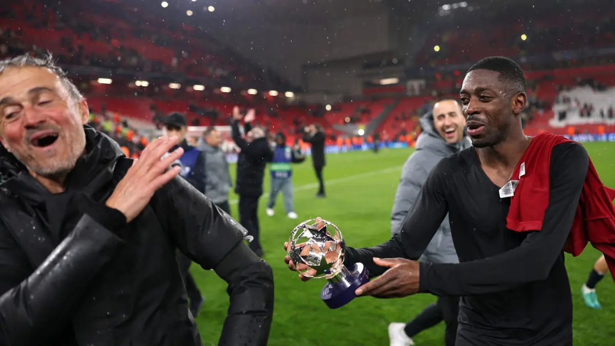 Ousmane Dembele dan Luis Enrique usai mengalahkan Liverpool di Anfield.