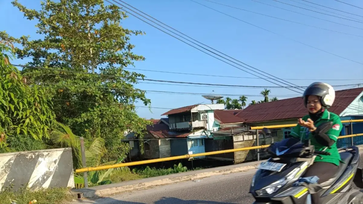 Pembatas jembatan keramat di Jalan Usman Harun, Kecamatan Baamang, hilang diduga dicuri oleh oknum warga. (Usay Nor Rahmad/Radar Sampit) 