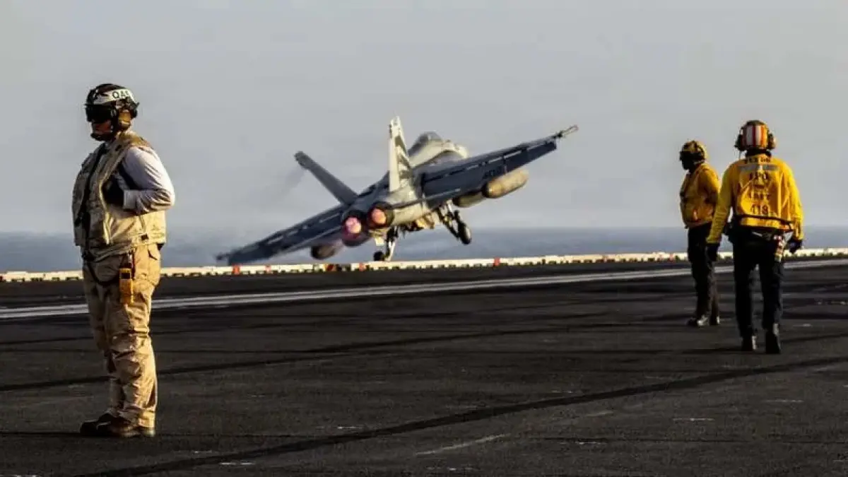 Pesawat tempur F/A-18E Super Hornet tinggal landas dari kapal induk USS Abraham Lincoln dalam operasi Epic Fury. (U.S. Navy/Handout via REUTERS)
