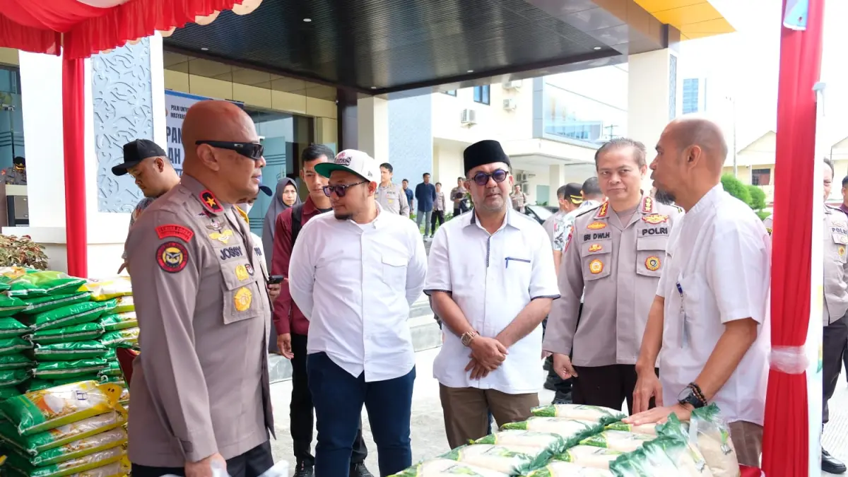 Salah satu langkah konkret yang dilakukan adalah menggelar pasar murah guna membantu masyarakat memperoleh kebutuhan pokok dengan harga lebih terjangkau.