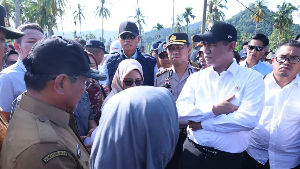 TEMUAN: Mentan RI, Andi Amran Sulaiman (dua kanan), menyoroti lambatnya penanganan sawah terdampak bencana saat di Desa Lubuk Alung, Kecamatan Lubuk Alung, Kabupaten Padang Pariaman, Sumatra Barat, Selasa, 14 April 2026. 


