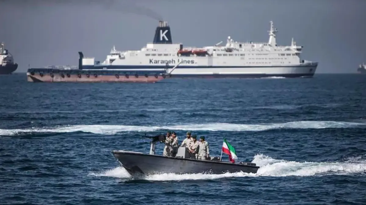 Tentara Iran berpatroli di Selat Hormuz, Iran selatan, Selasa (30/4/2019). (Xinhua/Ahmad Halabisaz/aa)
