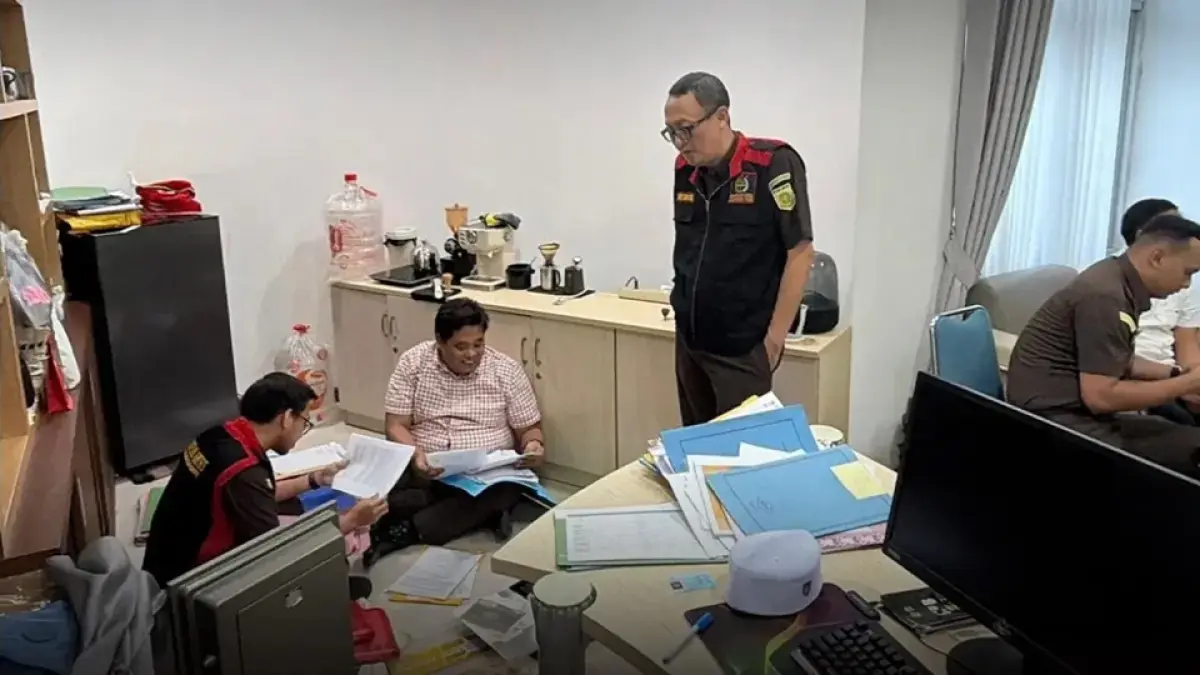 Tim penyidik Pidsus Kejati Kaltim saat ini tengah menelaah dokumen perizinan dan data elektronik hasil penggeledahan di Dinas ESDM Kaltim terkait dugaan korupsi aktivitas pertambangan CV AJI. (KEJAGUNG RI)