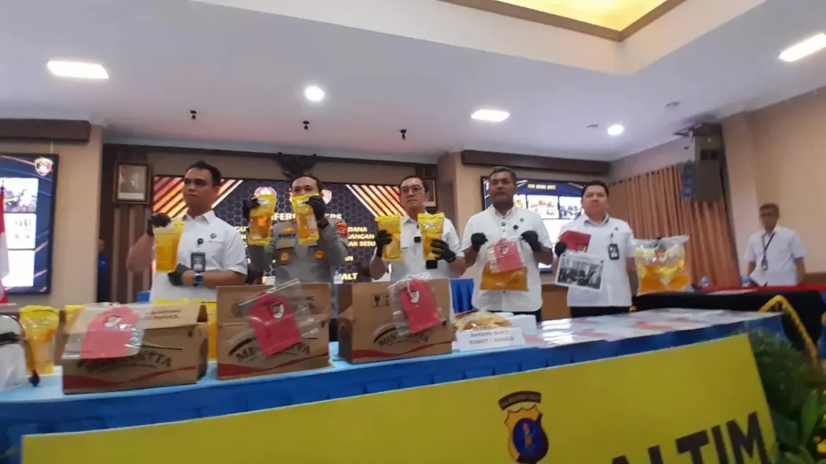 Dirreskrimsus Polda Kaltim mengungkap kasus tindak pidana perlindungan konsumen (perdagangan minyak kita yang tidak sesuai takaran) Rabu (15/4/2026). (ARIF FADILLAH)