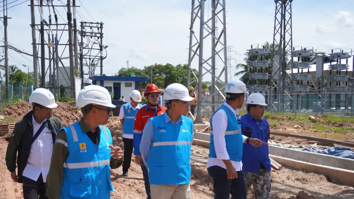 General Manager PLN UIP KLT bersama jajaran manajemen melakukan peninjauan langsung ke area pembangunan Extension 1 Trafo Bay + Trafo 30 MVA GI 150 kV Satui guna memastikan progres pekerjaan berjalan sesuai standar mutu dan keselamatan.