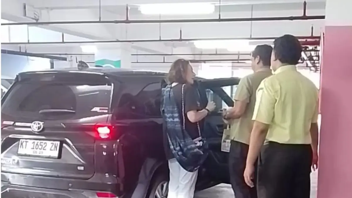 JG saat memasuki mobil menuju bandara (foto:Moeso)
