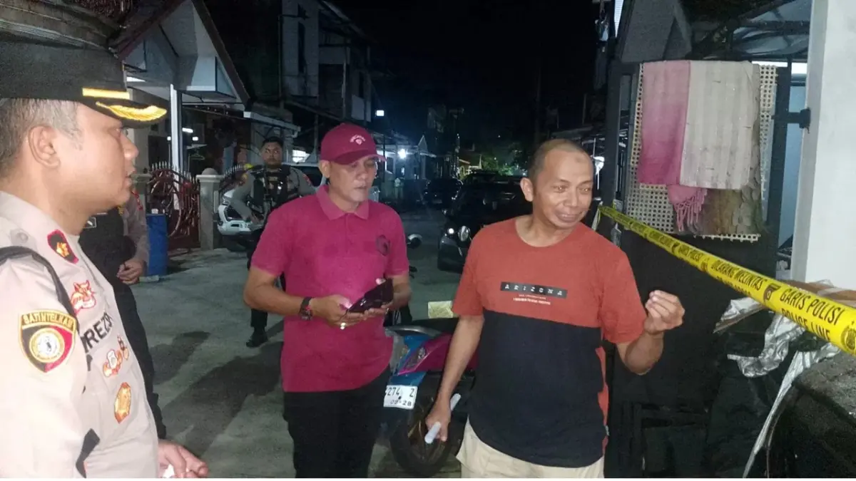 Korban didampingi Kapolsek Balikpapan Utara saat di TKP. (Moeso Novianto)