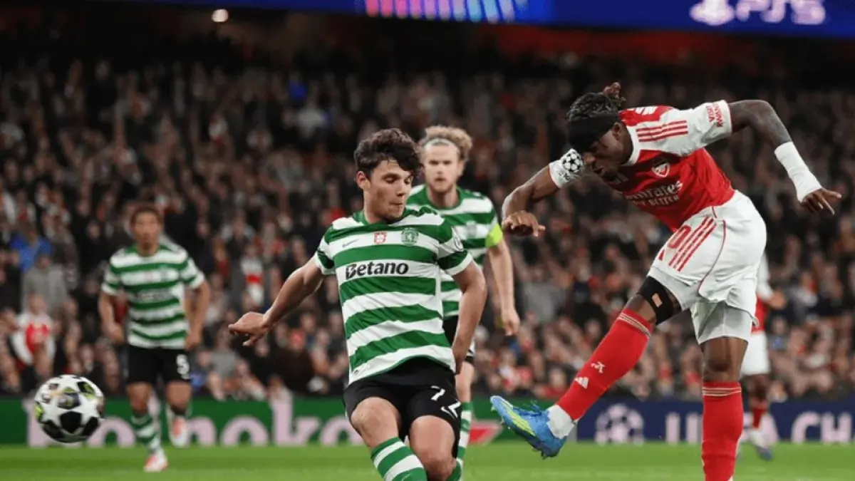 Penyerang sayap Arsenal Noni Madueke (kanan) melepaskan tendangan ke gawang Sporting CP pada laga leg kedua perempat final Liga Champions 2025/2026 di Stadion Emirates, London, Rabu (15/4/2026) malam waktu setempat