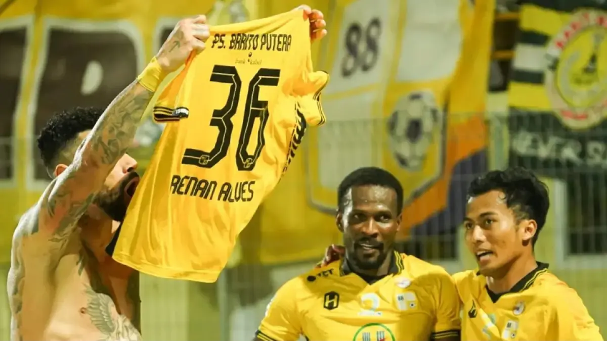 Cornelius Stewart merayakan penampilan gemilangnya sebagai pemain terbaik usai membantu Barito Putera menundukkan PSS Sleman 1-0 di Stadion 17 Mei Banjarmasin. (M Idris Jian Sidik)