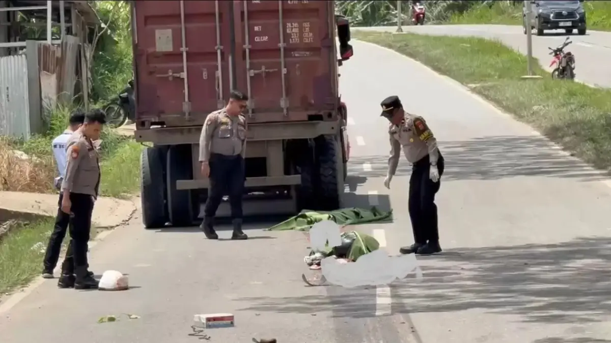 Petugas kepolisian saat melakukan olah TKP awal di Jalan Nusyirwan Ismail (Ring Road II), Kelurahan Lok Bahu, Kecamatan Sungai Kunjang, Samarinda. (IST./SAPOS)