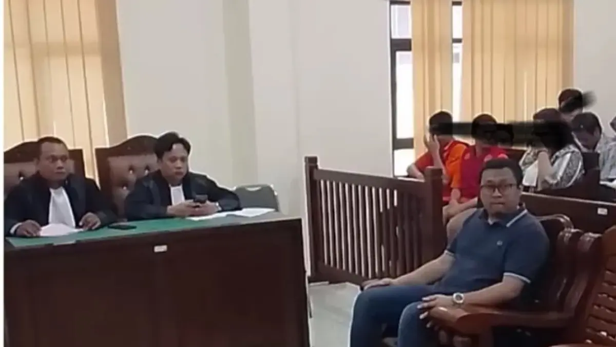 Suasana sidang kasus dugaan pembunuhan Ketua RT di PN Balikpapan, Kamis (16/4/2026). Saksi ahli forensik dr Heryadi Bawono Putro memberikan keterangan yang menyebut korban meninggal akibat tenggelam. (Moeso)

