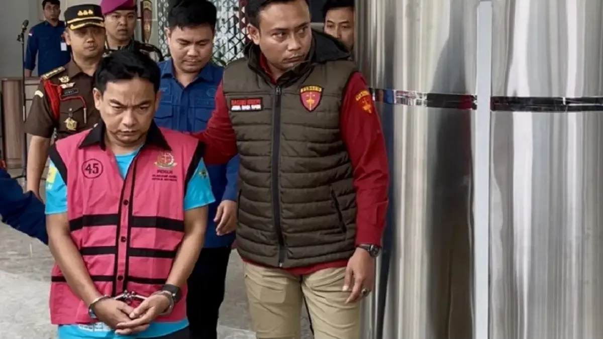TERTUNDUK: Hery Susanto ditangkap tim penyidik di kediamannya pada Rabu malam (15/4/2026). (Foto: Radar Cirebon)