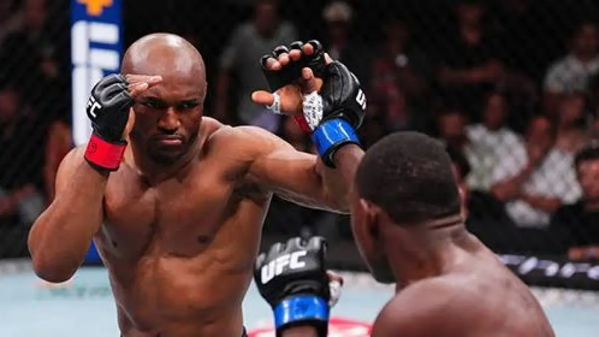 Kamaru Usman saat berhadapan dengan Buckley
