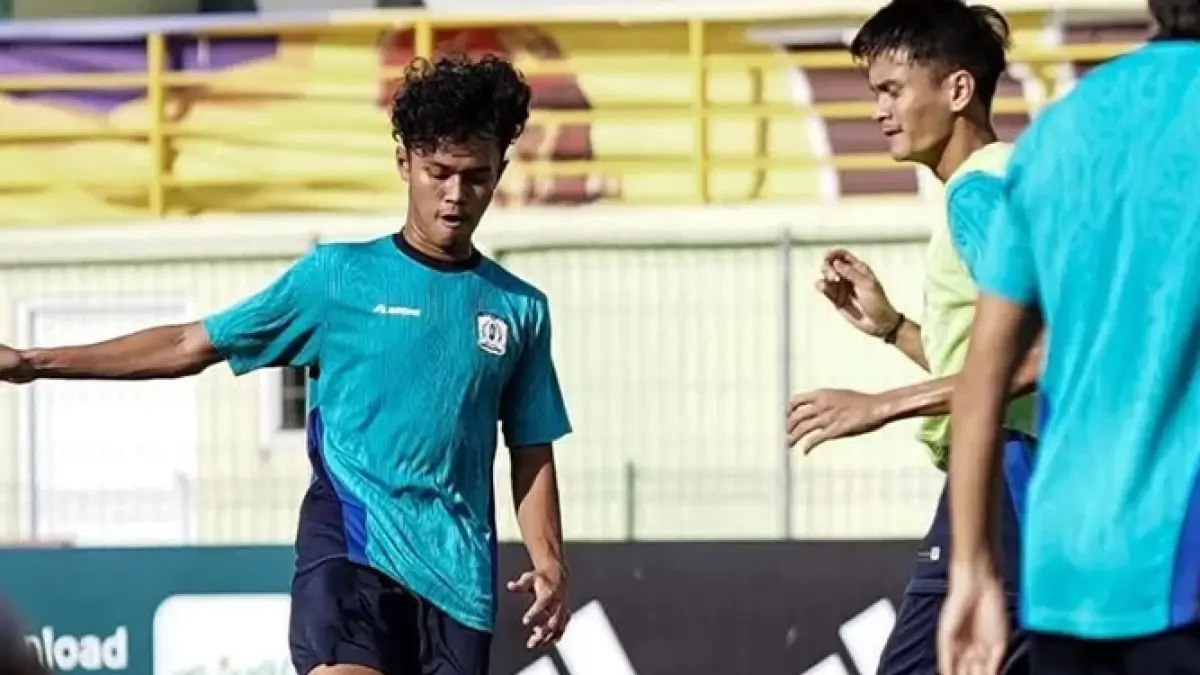 Pemain Persiba Balikpapan menjalani sesi latihan jelang laga tandang menghadapi Barito Putera. Fokus, sentuhan, dan koordinasi tim terus diasah untuk menghadapi tekanan di Stadion 17 Mei.