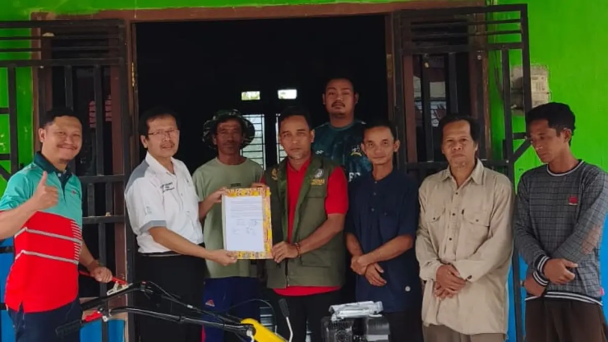 Penyerahan secara simbolis satu unit mesin bajak tanah FTL 900HG merk Firman yang diharapkan mampu meningkatkan produktivitas pertanian dari PT Teguh Sempurna