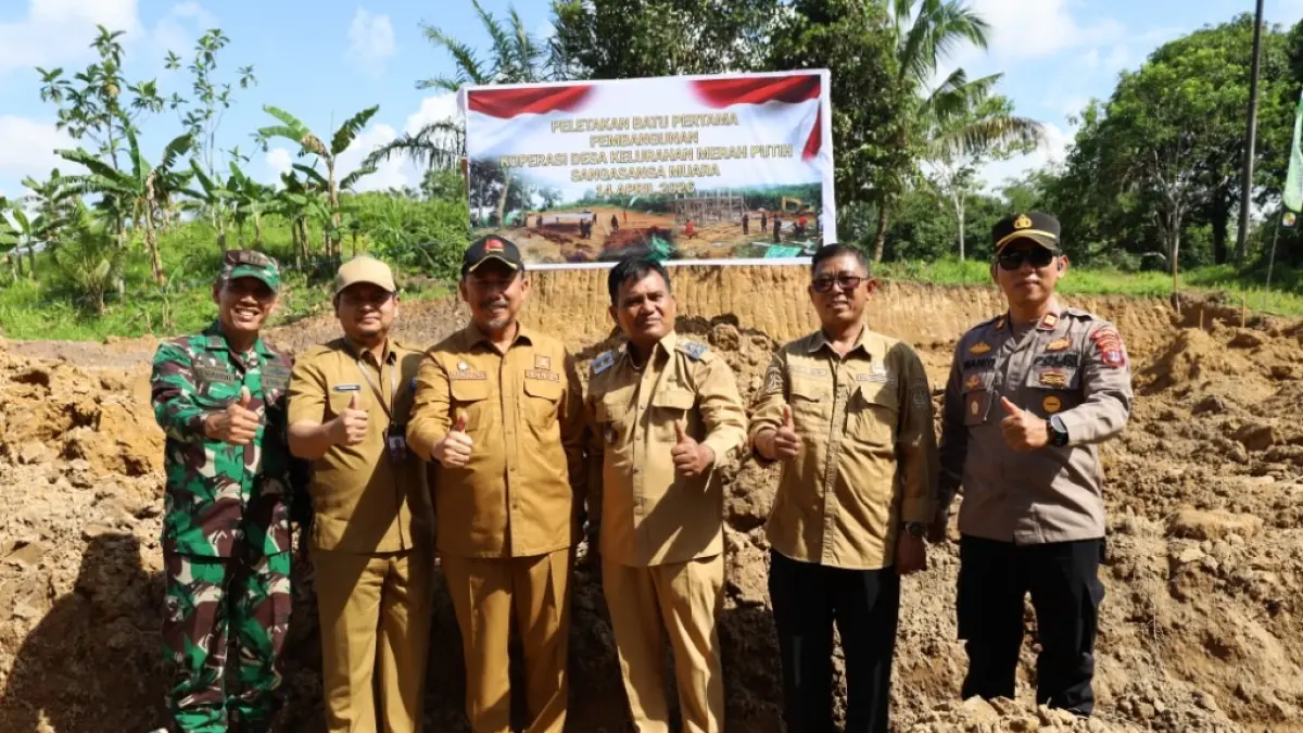Sekda Kukar Sunggono saat menghadiri peletakan batu pembangunan KDMP Sangasanga Muara (Istimewa)