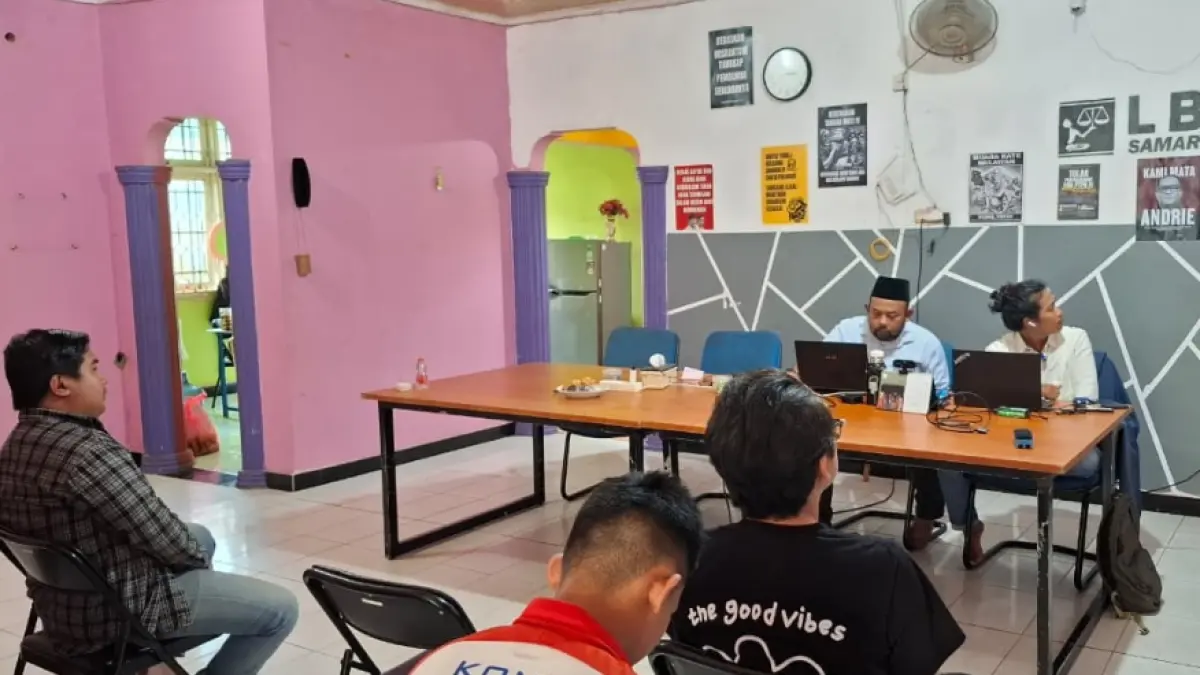 Fathul Huda Wiyashadi dari LBH Samarinda bersama aktivis Jatam Kaltim saat jumpa pers terkait putusan PN Tanah Grogot yang vonis bebas Misran Toni