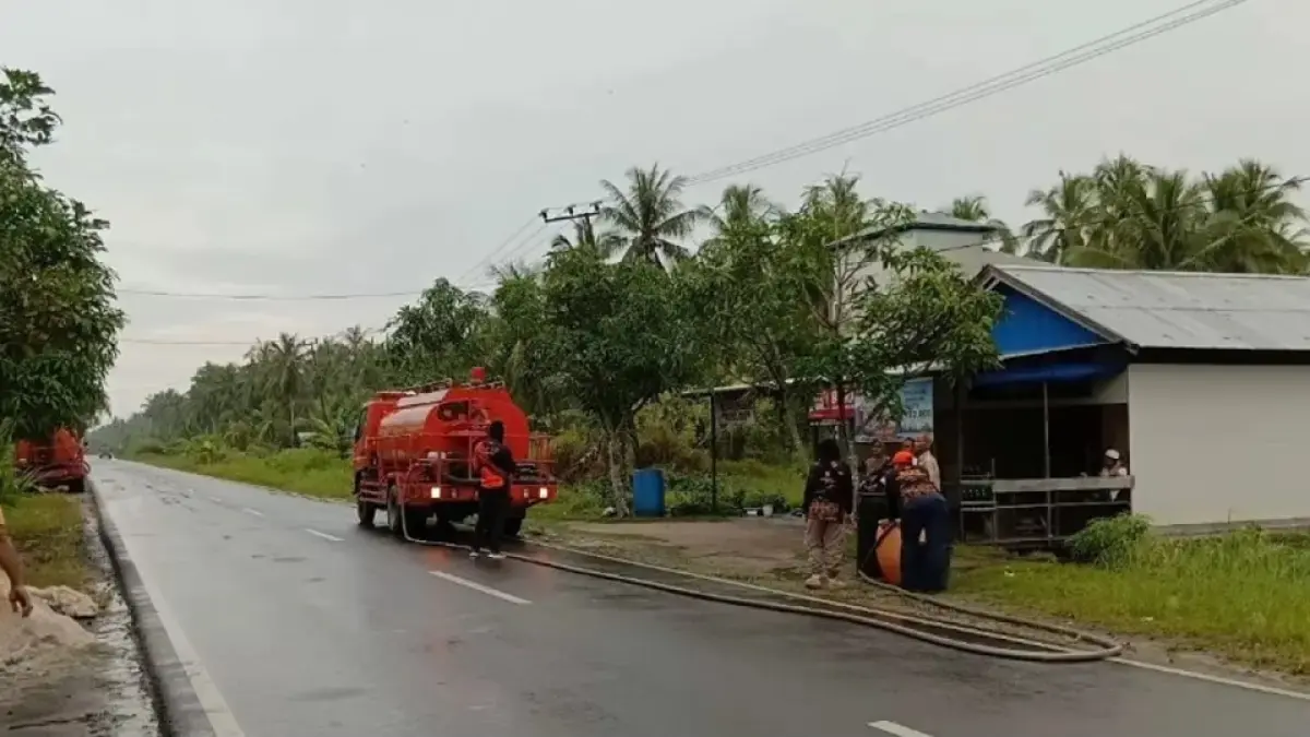 Pendistribusian air bersih di wilayah selatan Kabupaten Kotawaringin Timur, saat krisis air beberapa waktu lalu. (BPBD Kotim) 