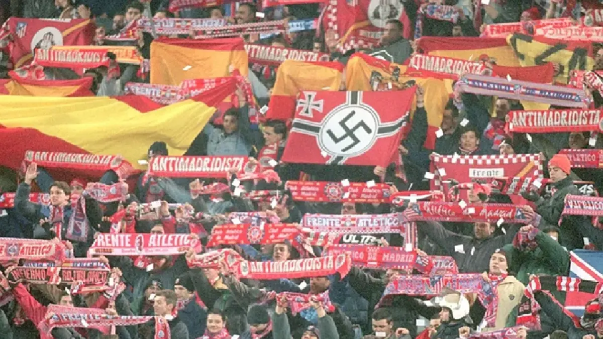 Pendukung fanatik Atlético Madrid dengan yang berafiliasi dengan paham nazi-fasisme.