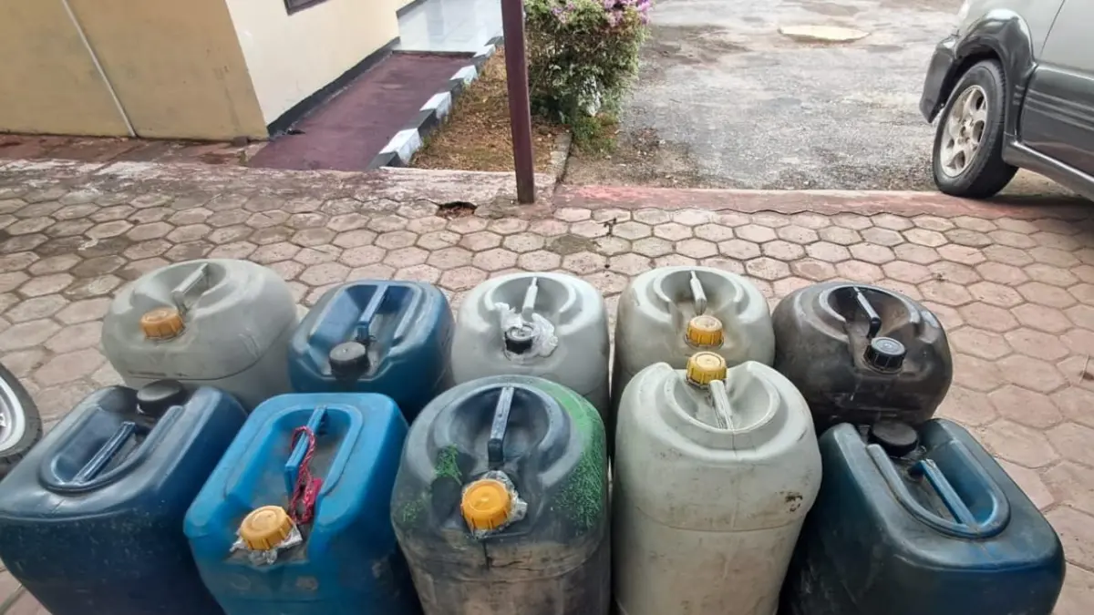 Barang bukti berupa jerigen yang diamankan Polsek Loa Kulu (Istimewa)