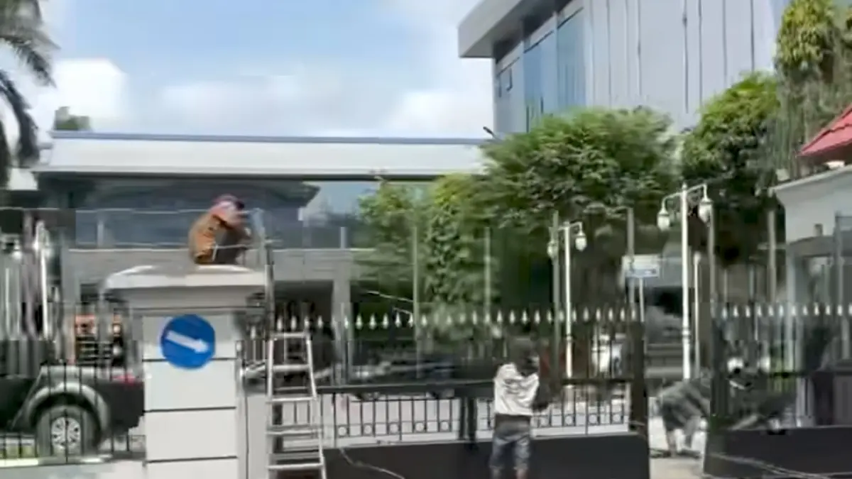 Pagar kantor Gubernur Kaltim dipasang kawat berduri.