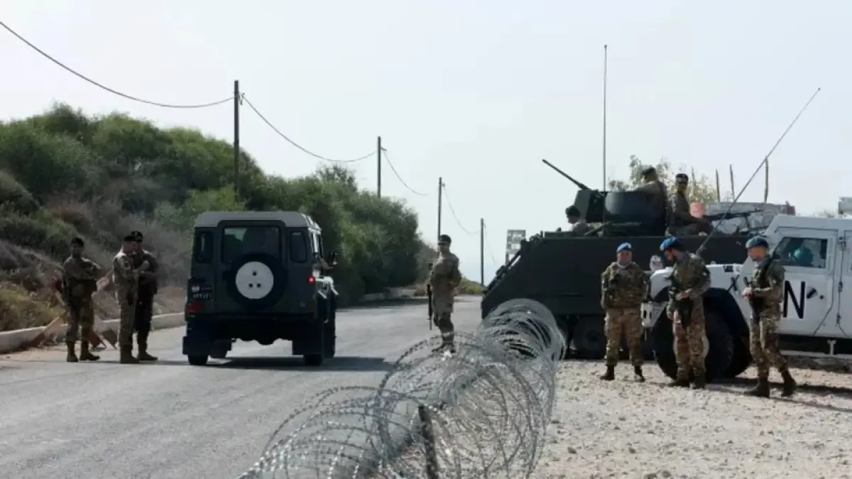 Pasukan penjaga perdamaian UNIFIL dan tentara Lebanon berjaga di sebuah pos pemeriksaan di Naqoura, dekat perbatasan Lebanon-Israel, di Lebanon selatan. ( Aziz Taher/Reuters)