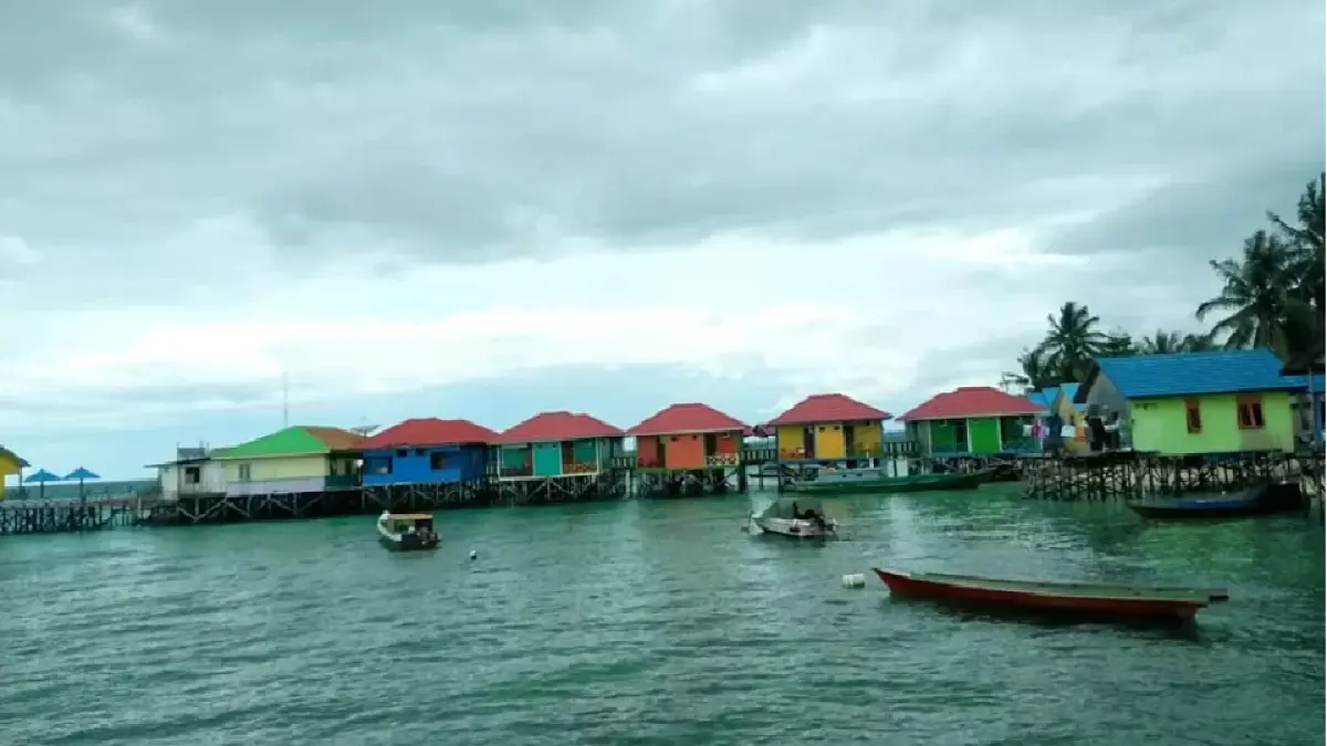 Pembangunan fasilitas di Pulau Derawan terhambat ketidakjelasan regulasi pemerintah pusat, khususnya terkait pembangunan di atas laut.