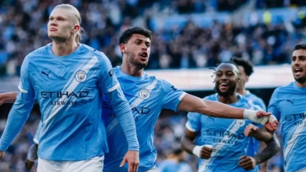 Selebrasi Erling Haaland (kiri) setelah mencetak gol kemenangan 2-1 atas Arsenal dalam pertandingan Liga Inggris 2025/26 di Etihad Stadium pada Minggu (19/4/2026). (ManCity.com)