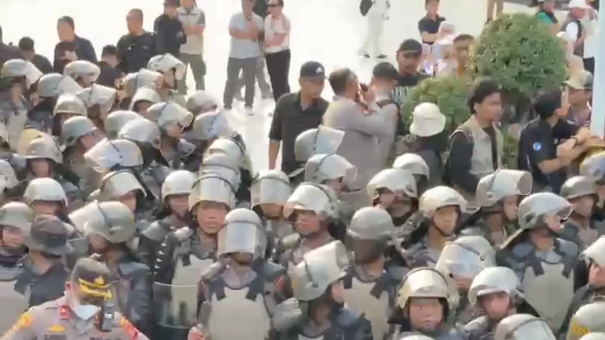 Aksi massa di kantor Gubernur Kaltim.