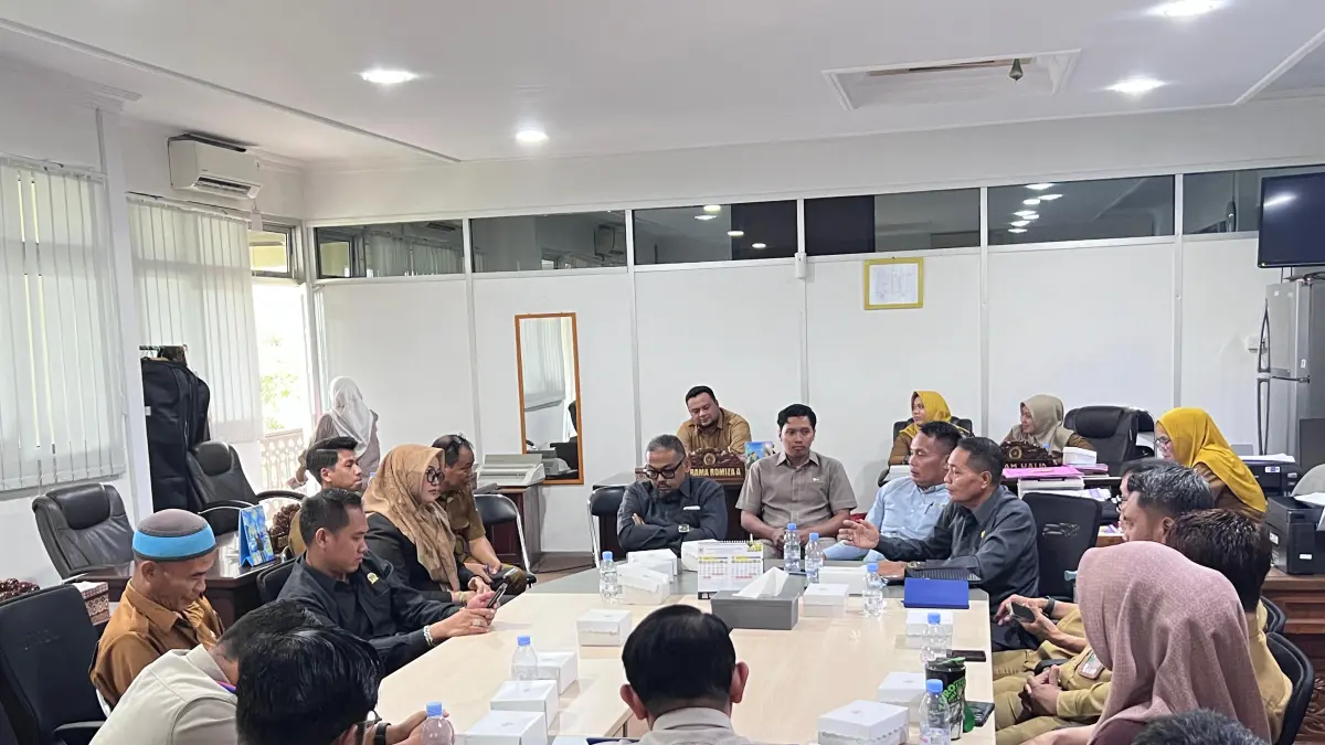 BAHAS: Komisi III, DPRD Paser, memanggil pihak terkait membahas pembangunan Jembatan Seniur di Desa Lolo, Kecamatan Kuaro, Senin, 20 April 2026. M NAJIB/KALTIM POST