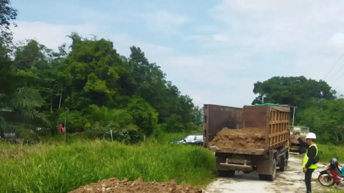 Proses pengurukan jalan menggunakan tanah, kini harganya naik seiring kenaikan harga BBM di Sampit