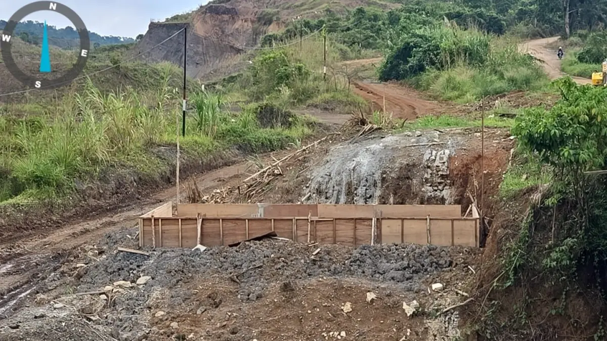 TERHAMBAT: Jembatan Seniur II di Desa Lolo, Kecamatan Kuaro, Kabupaten Paser, terhambat pembangunannya karena ada status lahan yang belum klir. M NAJIB/KALTIM POST