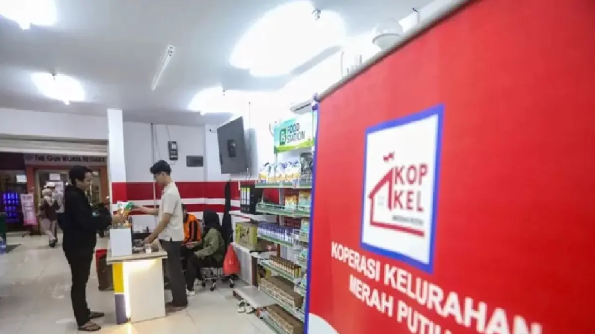 Warga berbelanja di salah satu Koperasi Desa/Kelurahan Merah Putih (KDKMP) Melawai di Jakarta, Selasa (7/4/2026). (Salman Toyibi/Jawa Pos)