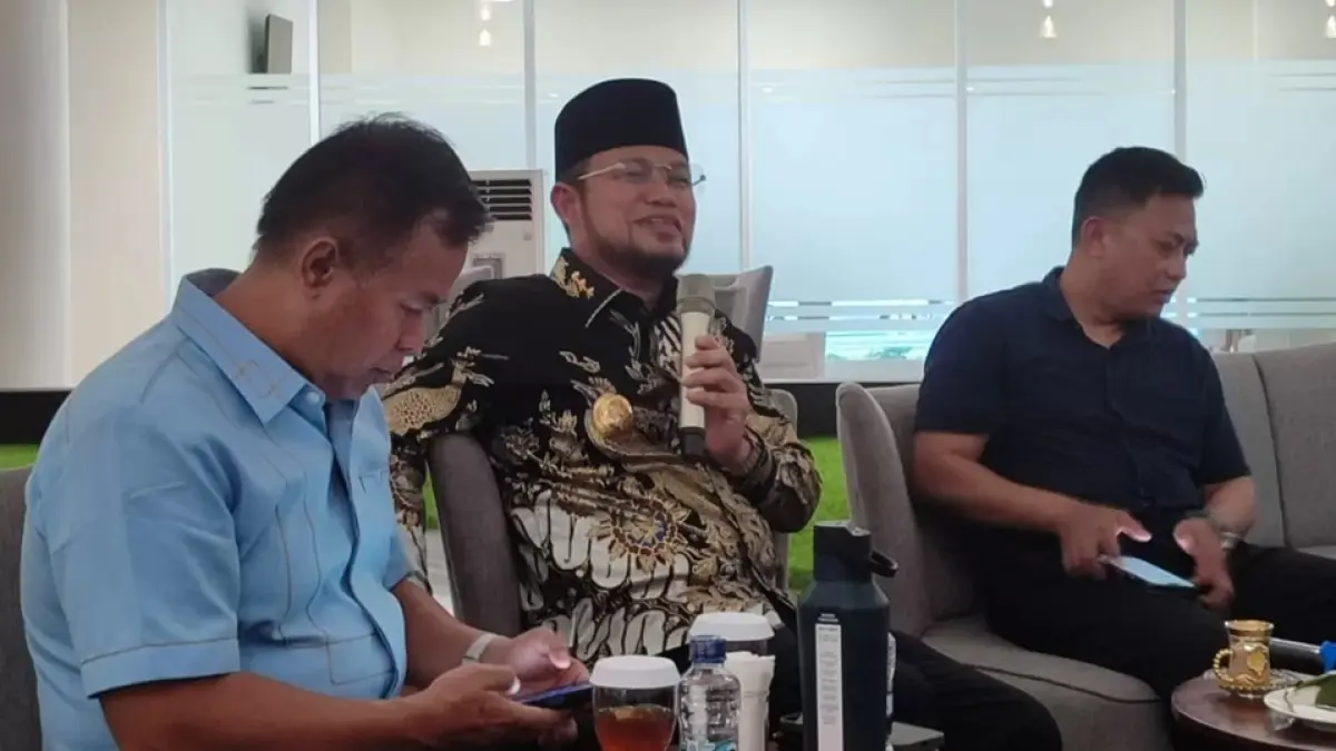 Gubernur Kaltim Rudy Mas’ud memberikan keterangan kepada wartawan di Samarinda terkait ketidakhadirannya saat aksi demonstrasi 21 April lalu. (IST)