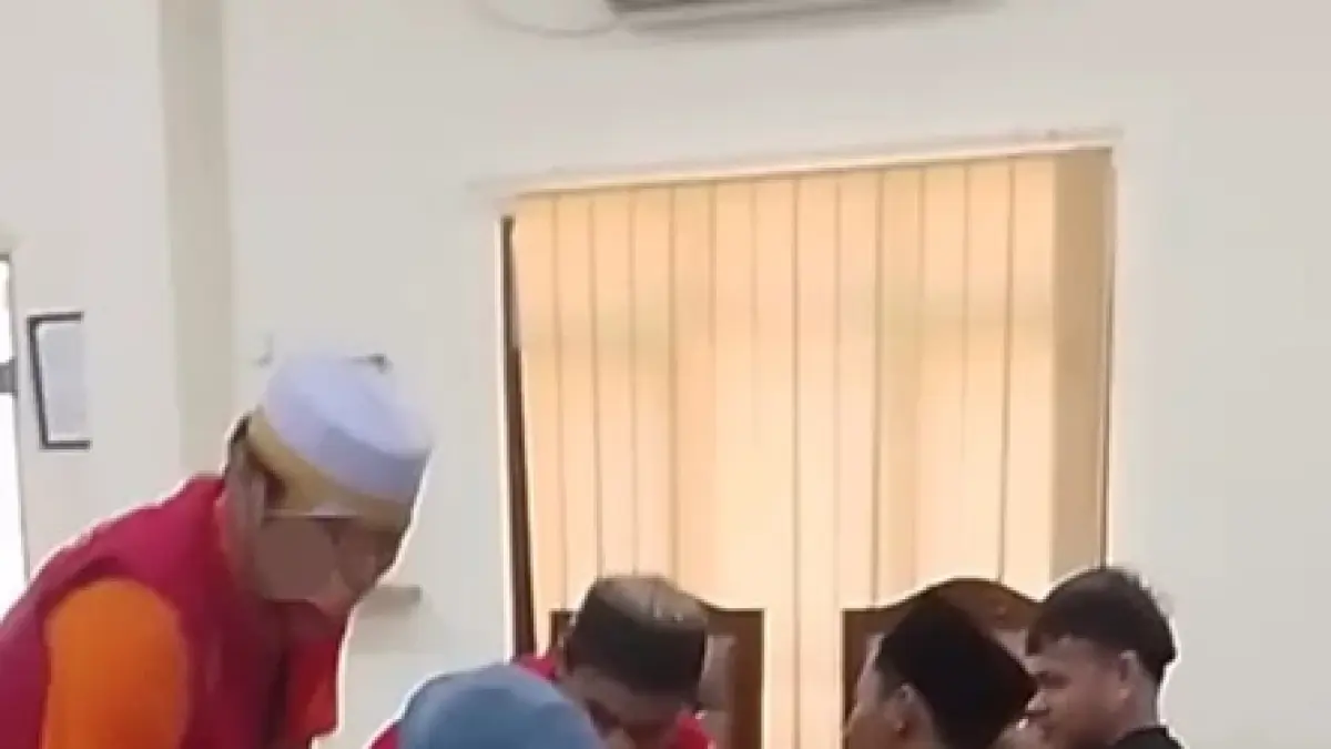 Kedua terdakwa didampingi keluarga menyampaikan permohonan maaf kepada korban saat menjalani proses persidangan di Pengadilan Negeri Balikpapan. (Moeso)