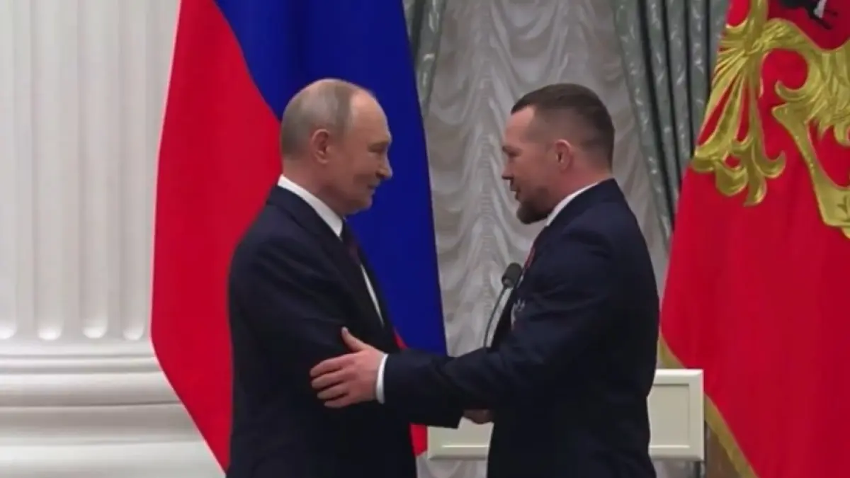 Petr Yan dan Vladimir Putin.