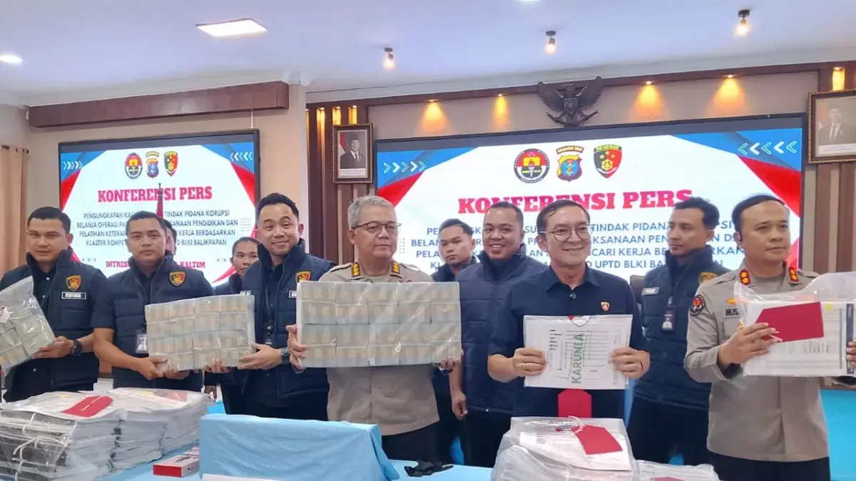 Barang bukti berupa uang Rp 1 miliar lebih dari hasil pengembalian kerugian negara (Moeso Novianto)