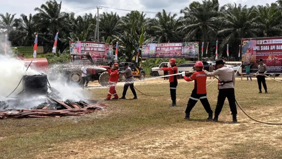 

KOLABORASI: Apel siaga dan simulasi penanggulangan karhutla di Desa Karya Bhakti, Kabupaten Kutim, Selasa, 22 April 2026.
