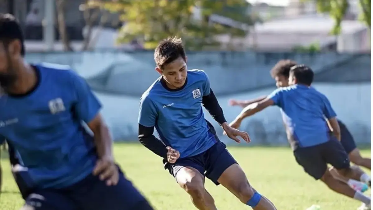 Pemain Persiba Balikpapan menjalani sesi latihan jelang laga krusial Liga 2, fokus pada peningkatan fisik dan wajib menang dalam menghadapi PSS Sleman. (Arif Fadillah)