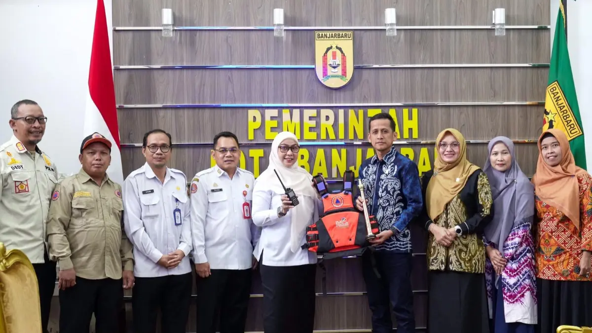 Secara simbolis penyerahan bantuan CSR PLN UIP3B Kalimantan kepada Pemerintah Kota Banjarbaru untuk mendukung penguatan relawan Masyarakat Peduli Bencana.