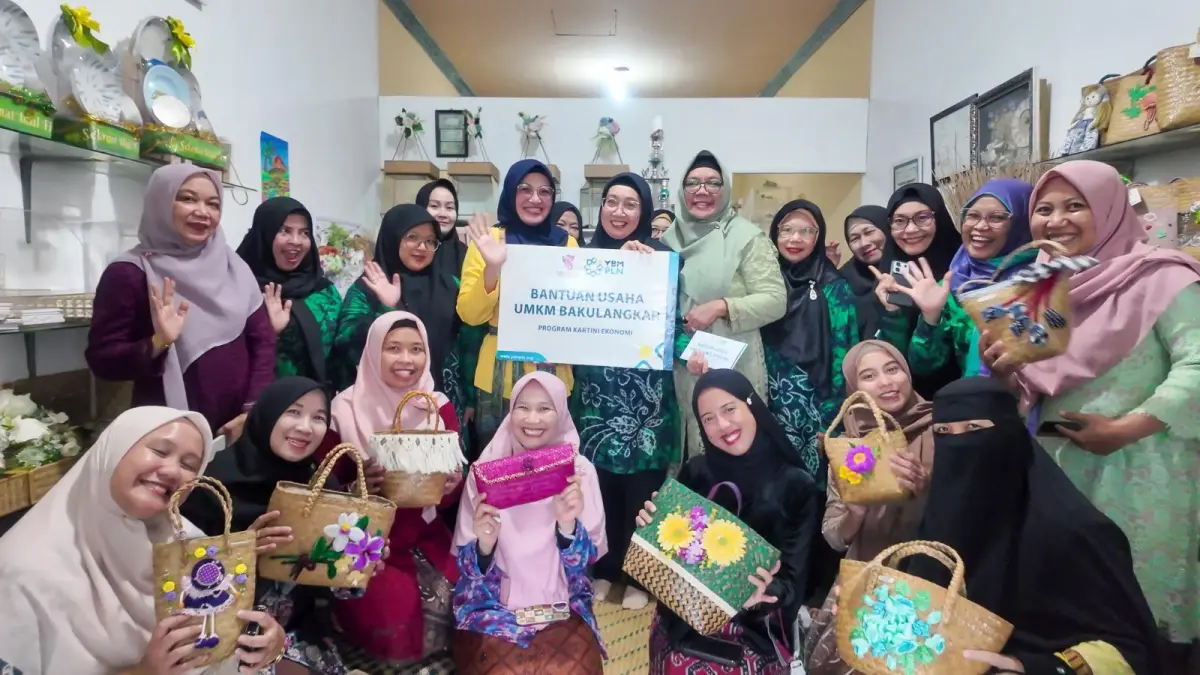 Srikandi PLN UIP3B Kalimantan menyalurkan bantuan usaha kepada 11 anggota UMKM untuk mendukung pengembangan usaha dan kemandirian ekonomi, bekerja sama dengan YBM PLN.