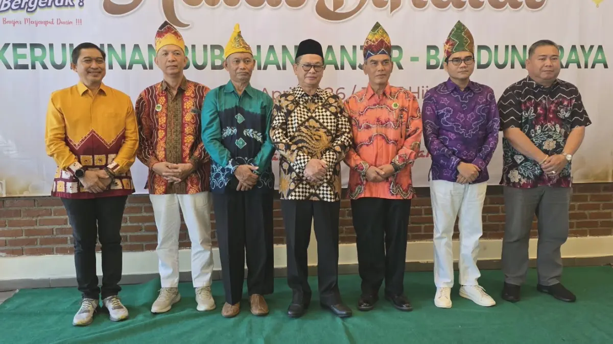 SILATURAHMI: Irianto Lambrie (tengah) saat halalbihalal warga Banjar Se-Bandung Raya, Sabtu, 25 April 2026.