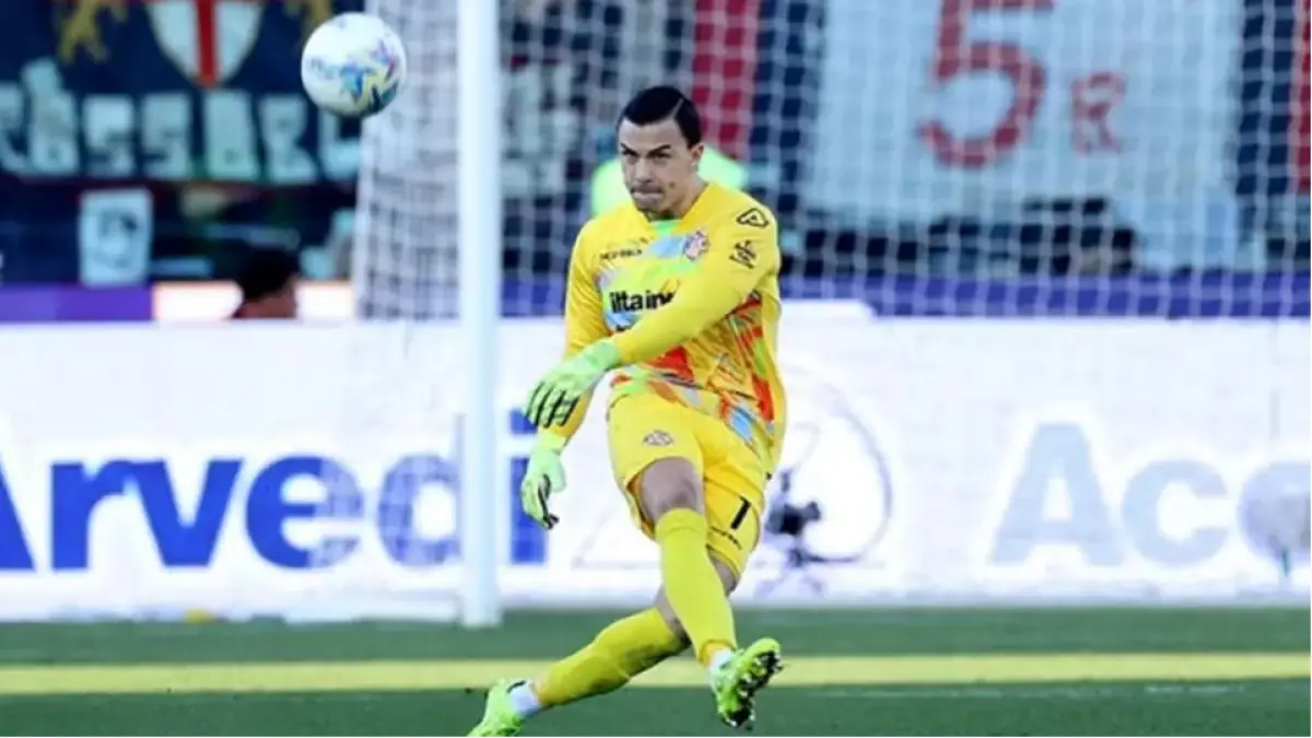 Aksi Emil Audero saat membela Cremonese dalam sebuah pertandingan. (INSTAGRAM/@emil_audero)