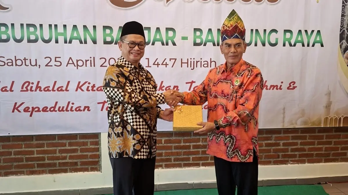 

HANGAT: Irianto Lambrie (kiri) menerima kenang-kenangan dari Ketua PD KBB Bandung Raya, Husnisyah.
