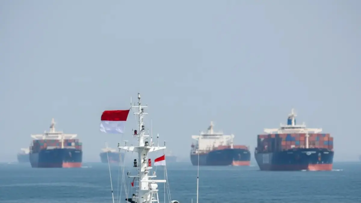 Kapal kargo yang lalu lalang di Selat Malaka.